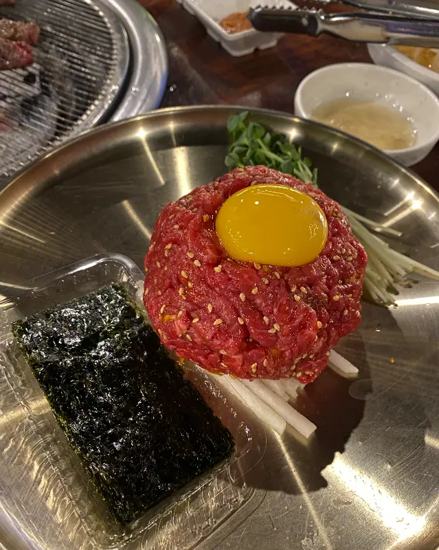 신선한 육회와 노른자