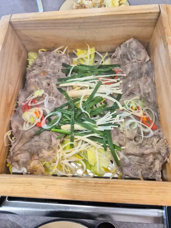 편백찜기에 담겨 제공되는 아롱사태 편백찜