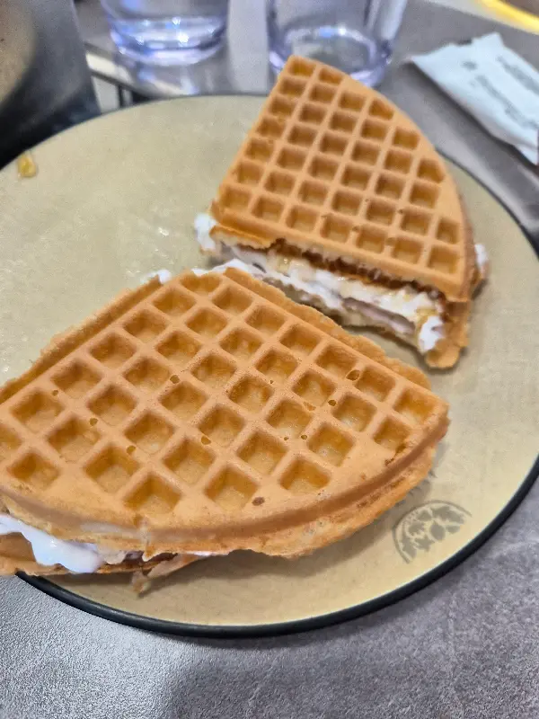 생크림과 시럽을 듬뿍 뿌린 와플