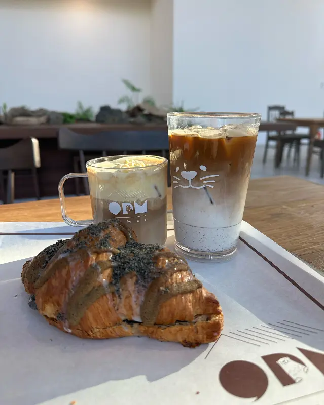 크루아상과 커피