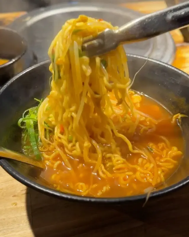 후식으로 제공되는 라면의 모습