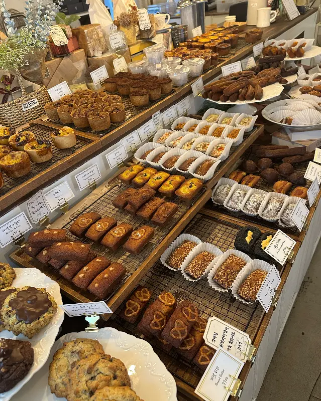 에낭의 다양한 디저트 쇼케이스 사진