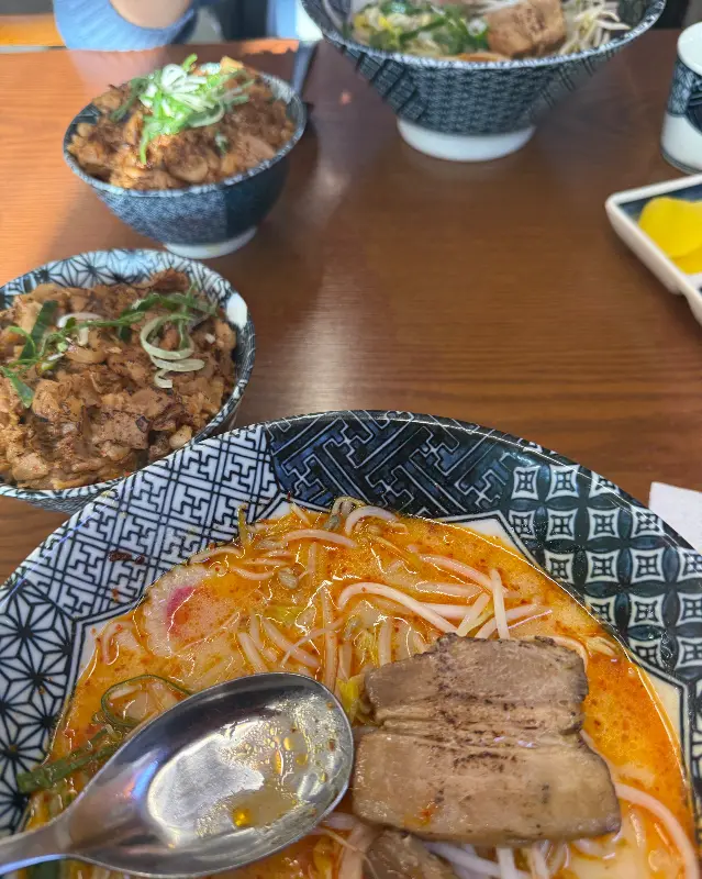 깔끔하게 정돈된 테이블 세팅