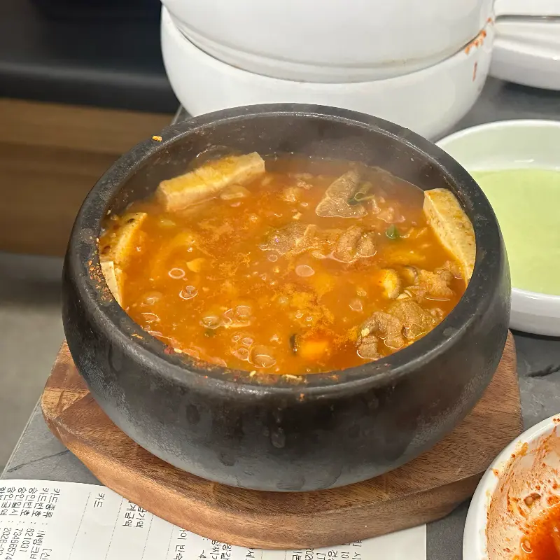 뚝배기에 담겨 나오는 된장찌개