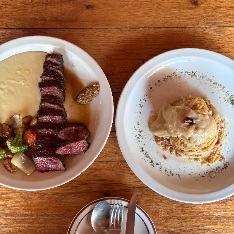 조밀 스테이크와 마늘 퓨레 파스타