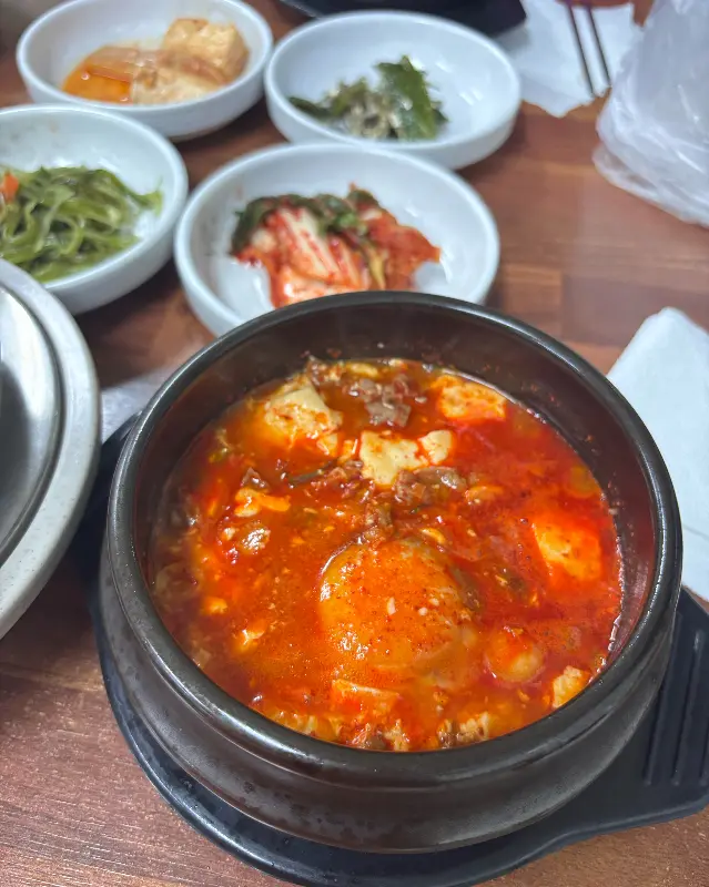 순두부찌개의 클로즈업 사진