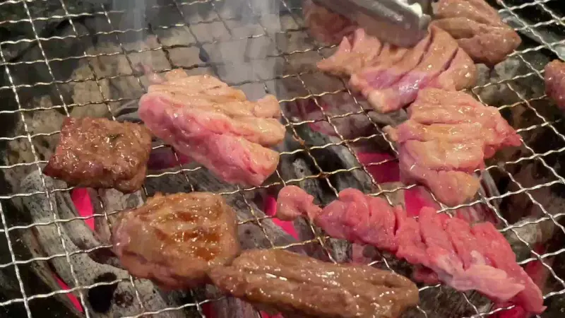 숯불 위에서 구워지는 갈매기살