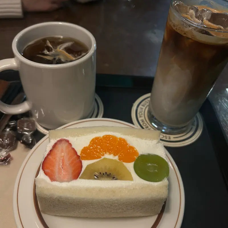 후르츠 산도와 커피