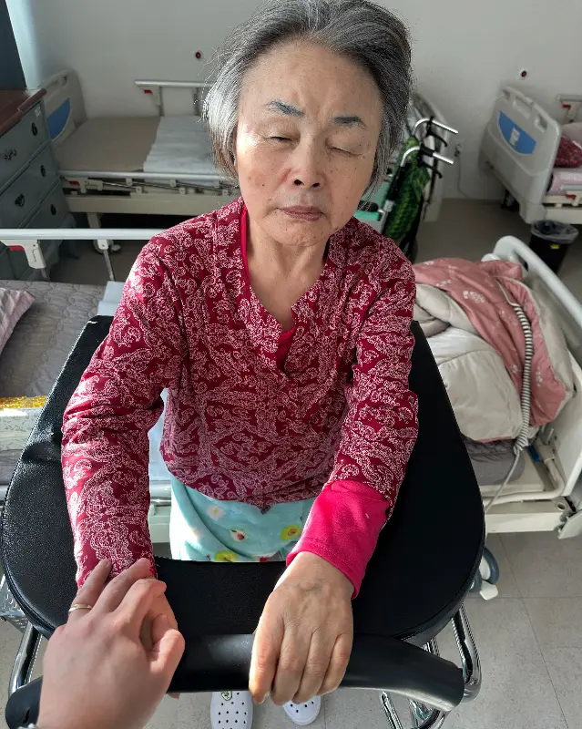 환자를 돌보는 의료진의 모습