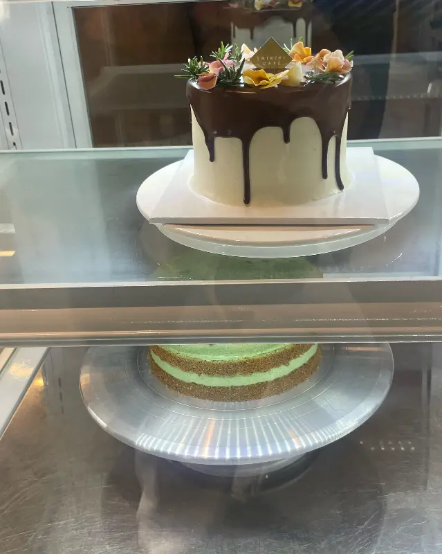 쇼케이스에 진열된 다양한 종류의 케이크
