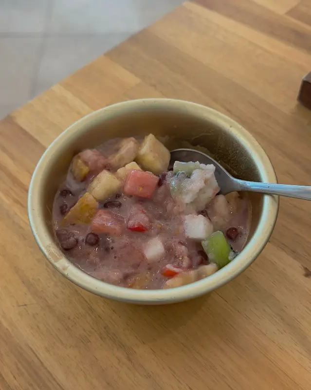 빙수 안의 과일과 팥, 아이스크림