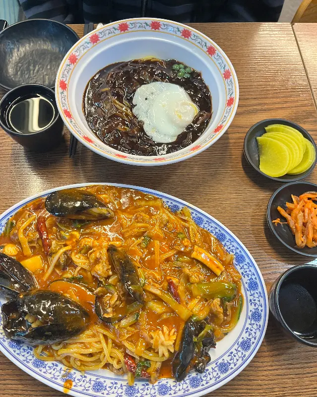 윤기가 흐르는 짜장면과 해물이 가득한 짬뽕