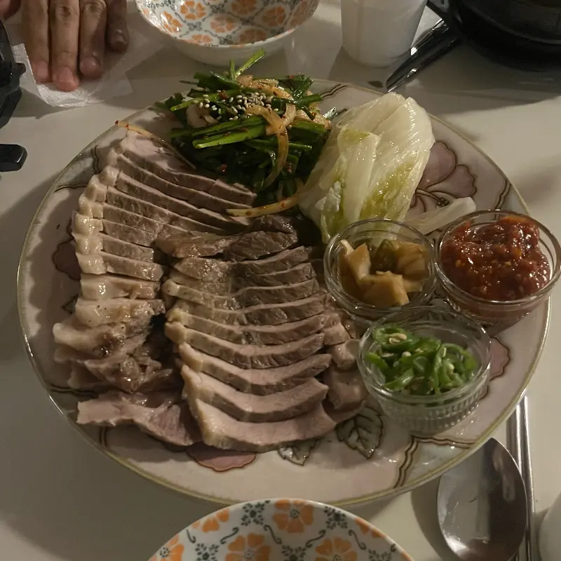 윤기가 흐르는 수비드 수육 한 상차림