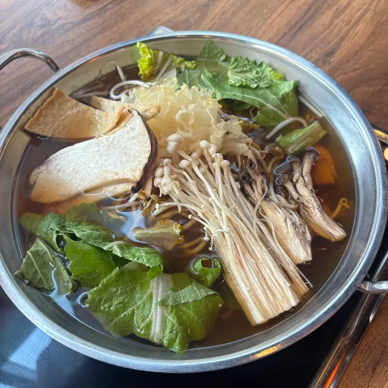 푸짐하게 담긴 샤브샤브 재료