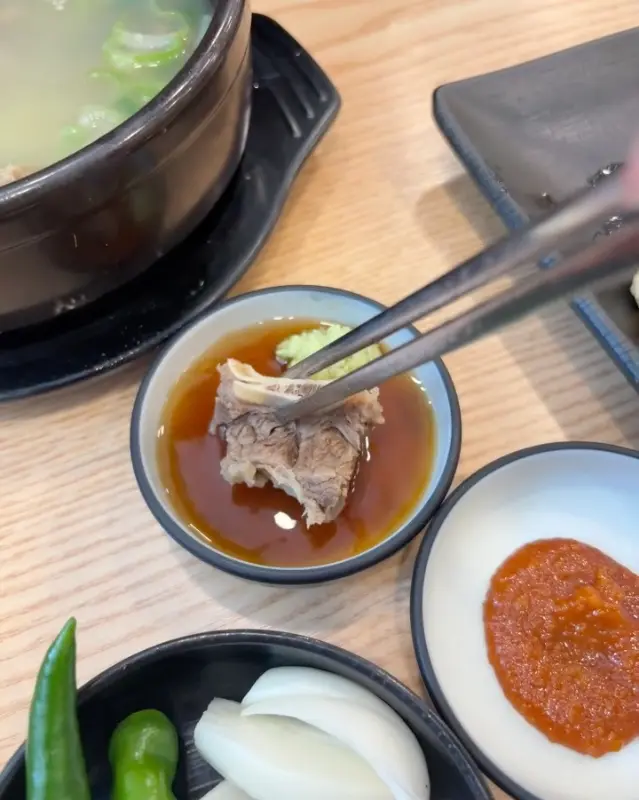 겨자 소스에 갈비 찍어먹기