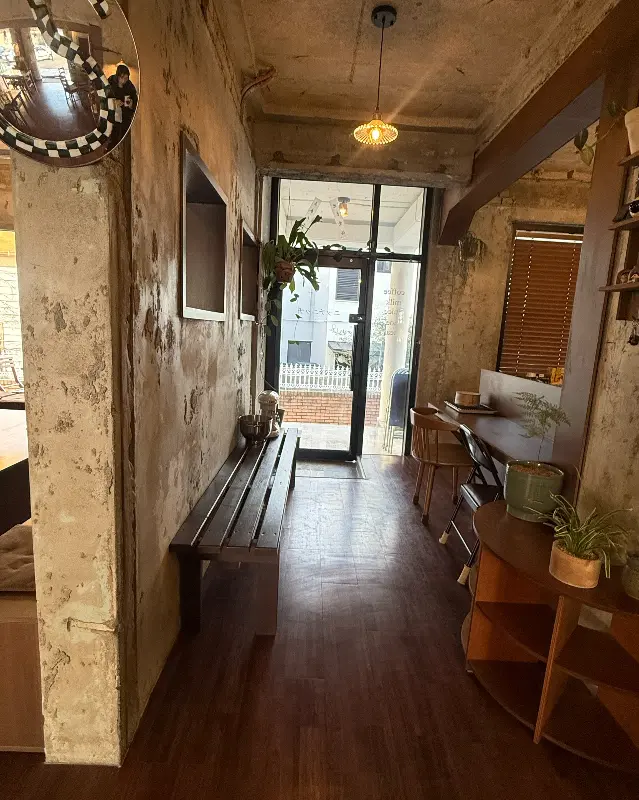 니치니치 카페 내부 통로