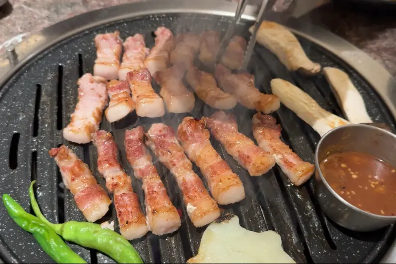 식사 후 깔끔하게 정리된 테이블