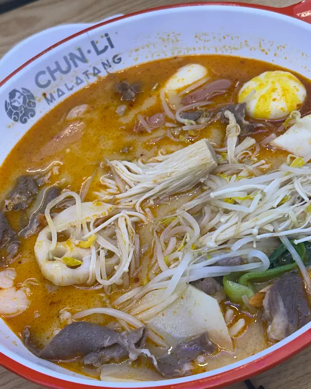 춘리마라탕 그릇에 담긴 마라탕, 면과 야채가 푸짐하게 들어있다.