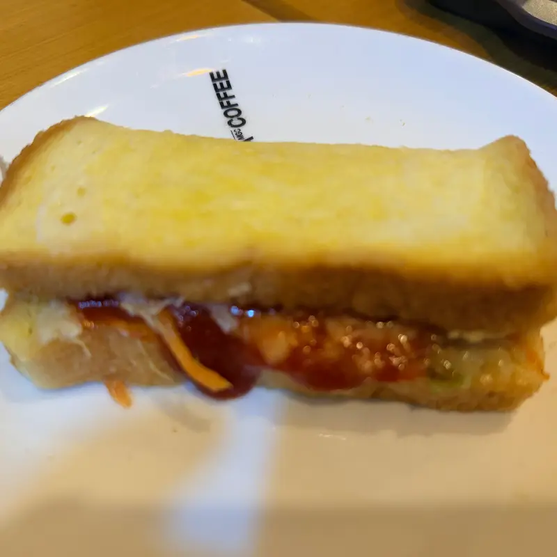 메가커피의 먹음직스러운 토스트