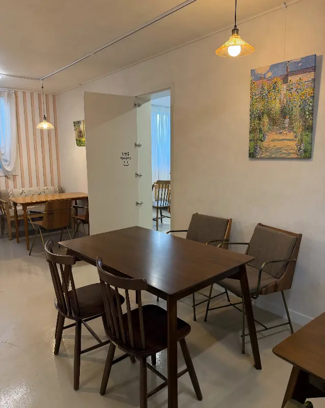 카페 내부 테이블 좌석