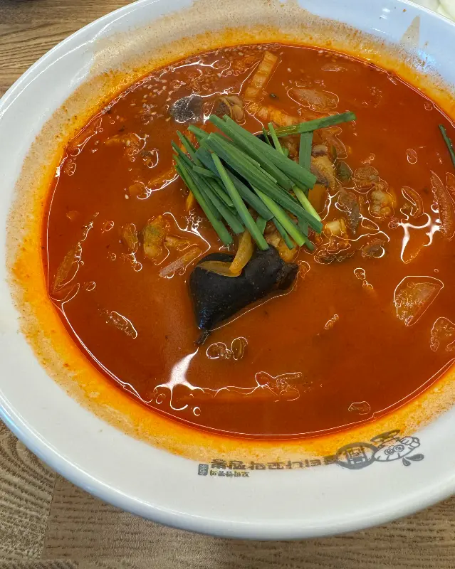 꼬막짬뽕 국물의 클로즈업 샷