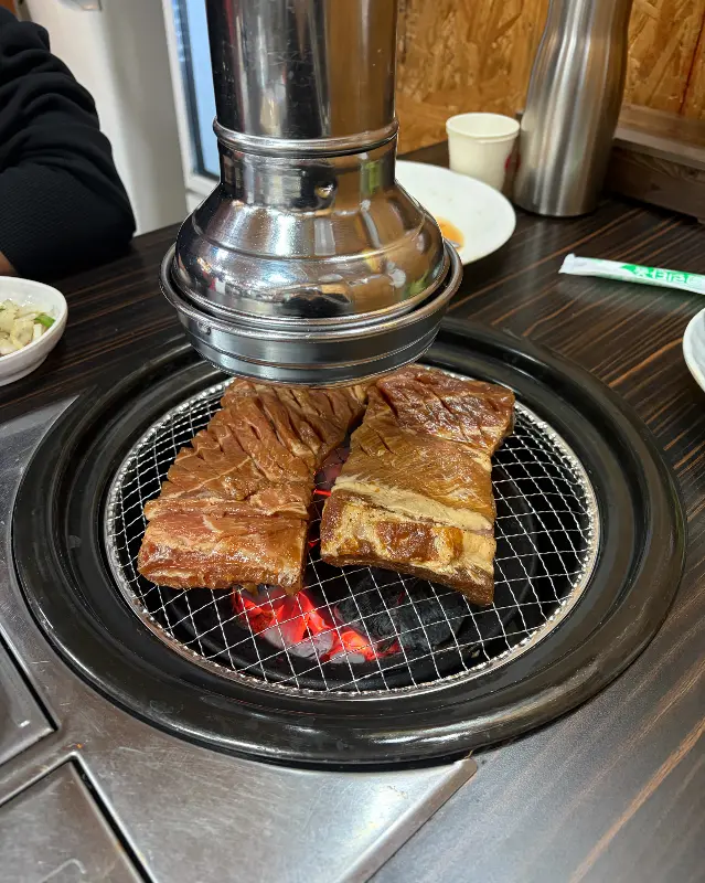 숯불 위에서 노릇노릇 익어가는 돼지갈비