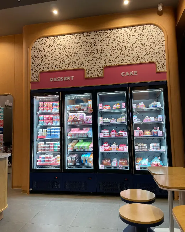 다양한 디저트와 케이크가 있는 쇼케이스