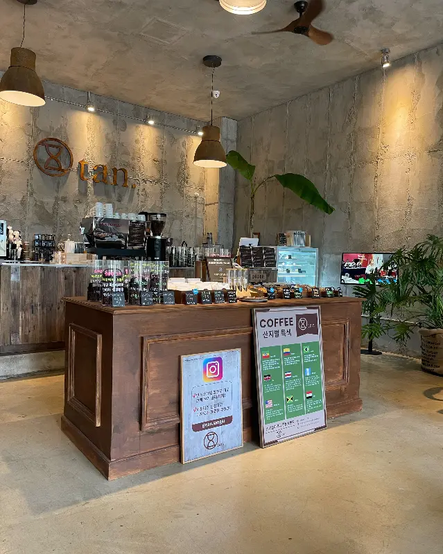 아늑한 카페 내부