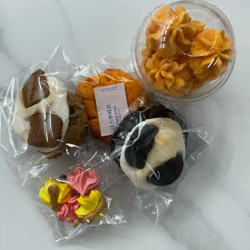 개별 포장된 디저트들