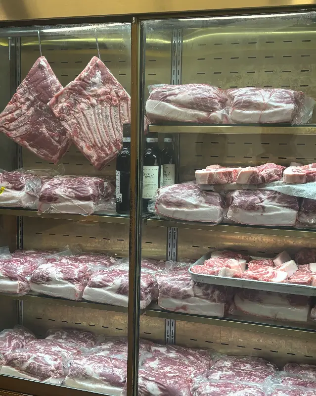 다양한 부위의 돼지고기가 냉장고에 진열되어 있는 모습