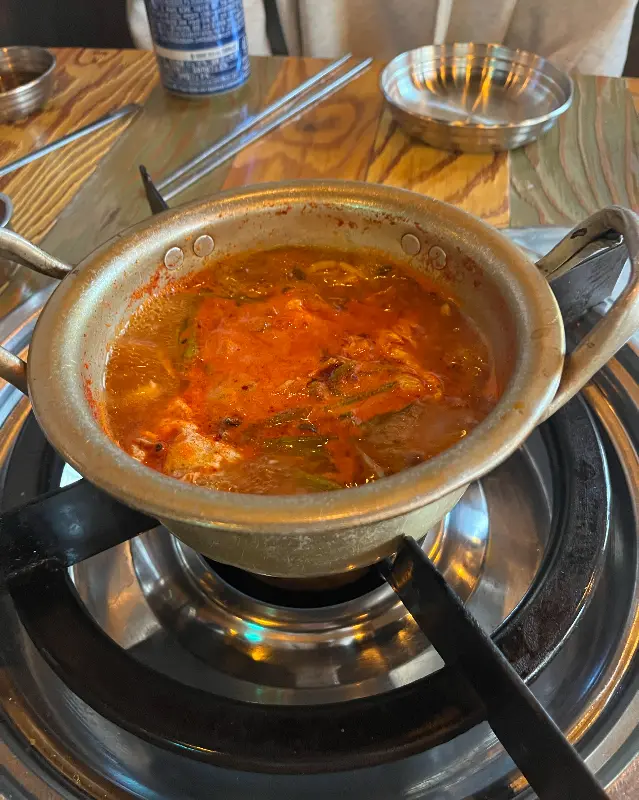 테이블 위 순두부 찌개