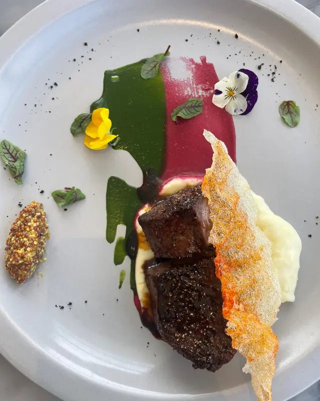 아름다운 플레이팅의 스테이크