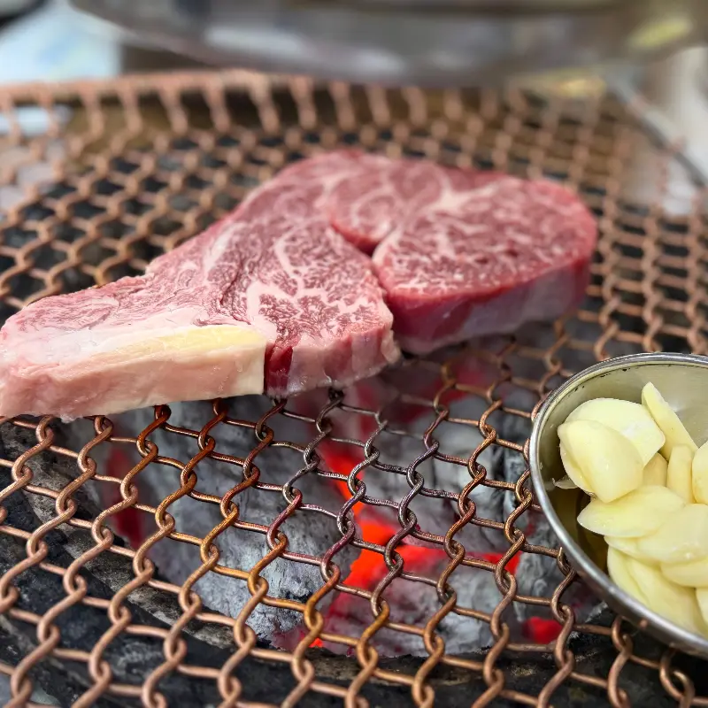 숯불 위에서 구워지는 소고기의 모습