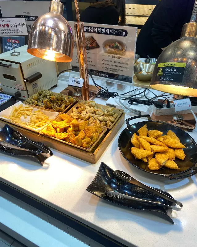 다양한 튀김 메뉴가 준비된 샐러드바