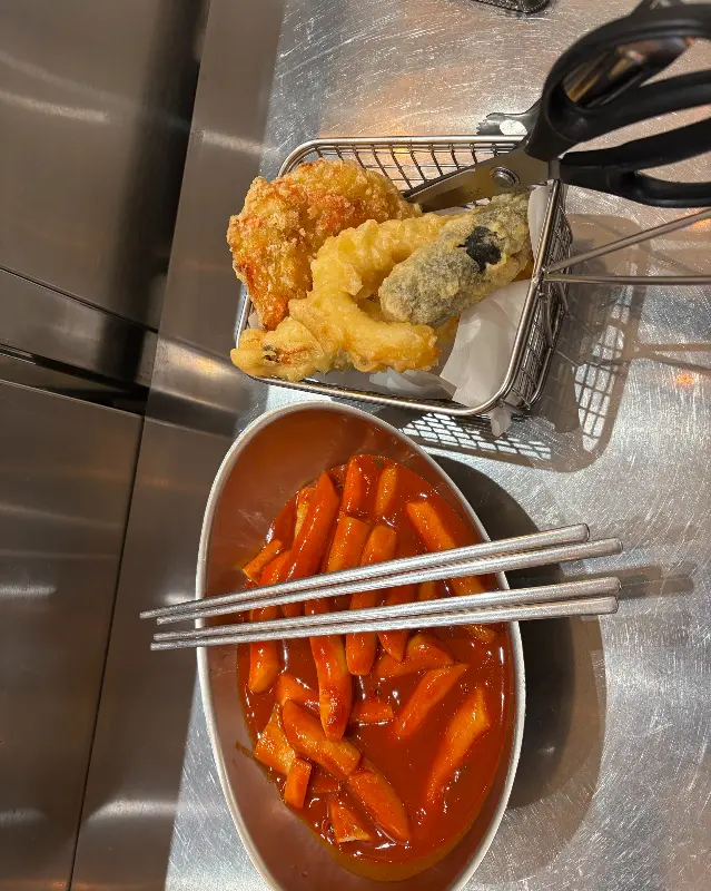 떡볶이와 튀김의 환상적인 조합