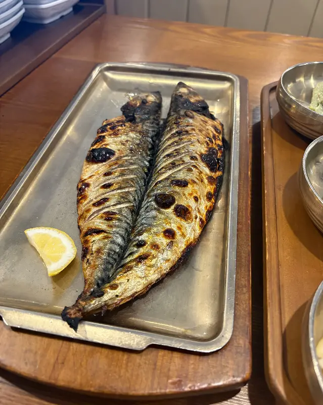 노릇하게 구워진 고등어 구이