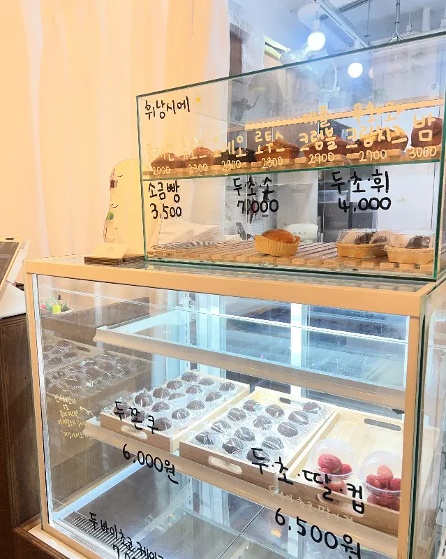 쇼케이스에 진열된 휘낭시에