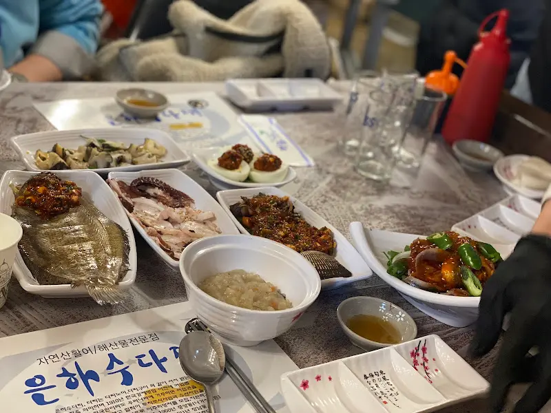 깔끔하게 차려진 테이블