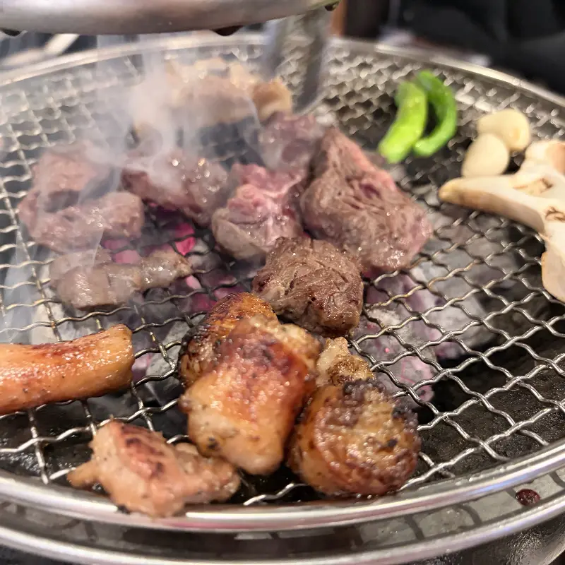 숯불 위에서 노릇하게 구워지는 대창, 곱창, 염통