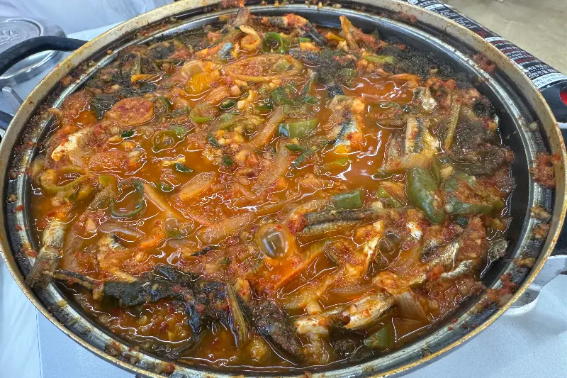 멸치, 양파, 시래기가 듬뿍 들어간 멸치쌈밥