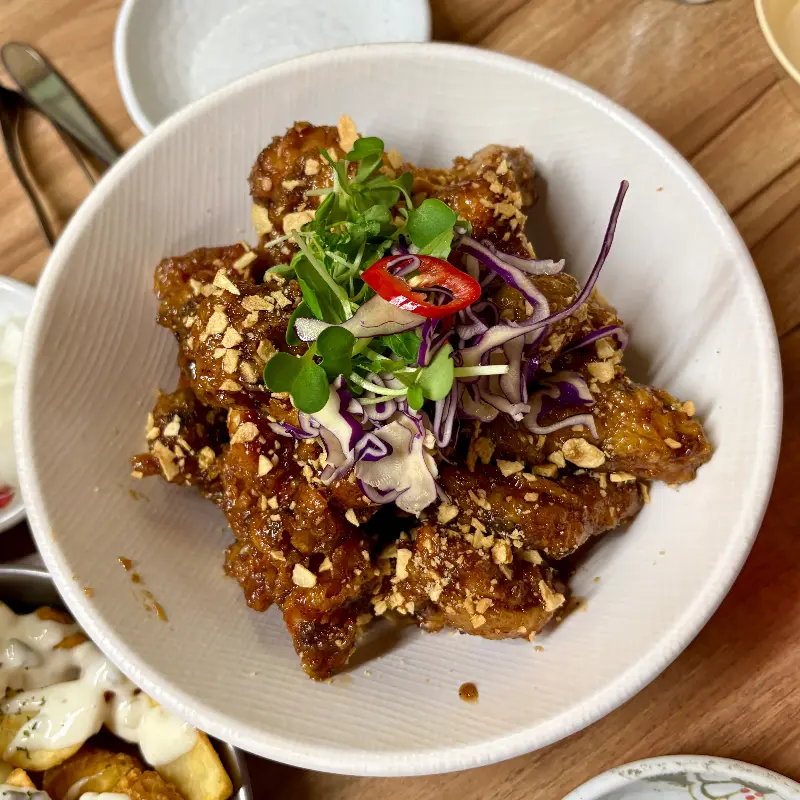 먹음직스러운 마늘간장치킨의 모습