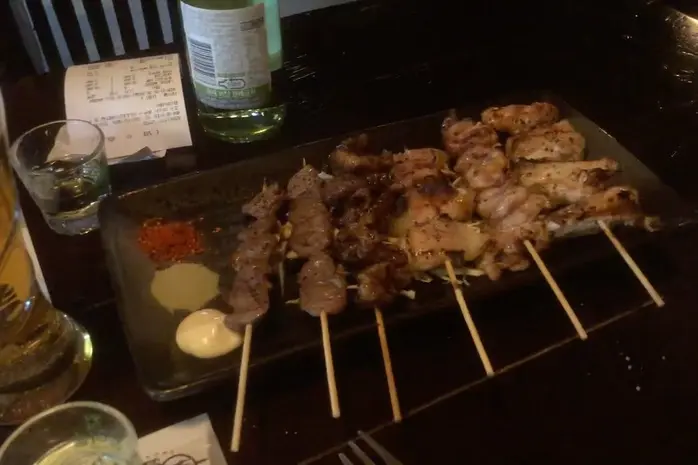 다양한 종류의 꼬치들이 담겨 있는 접시 사진