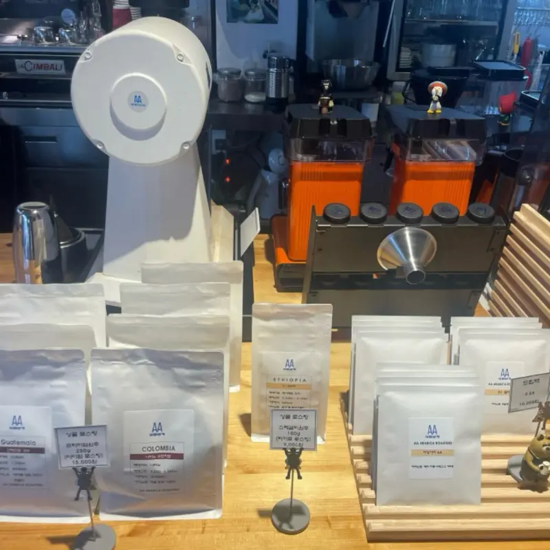 AA아라비카 로스터리의 커피 머신과 원두