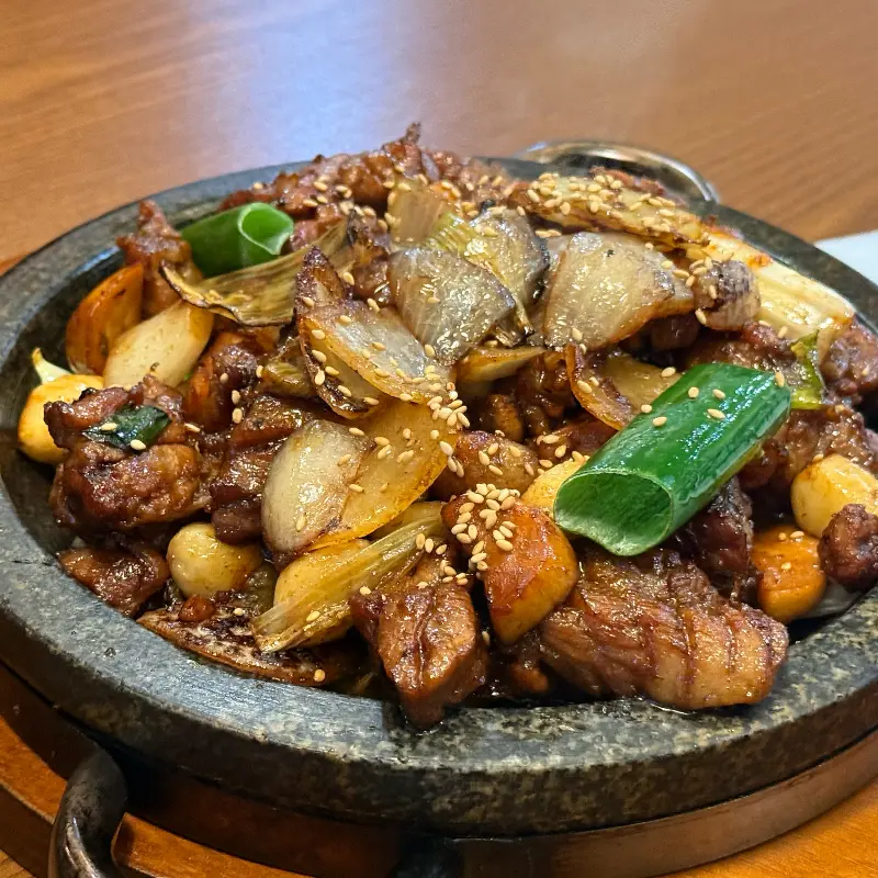 뜨겁게 달궈진 돌판 위의 석갈비