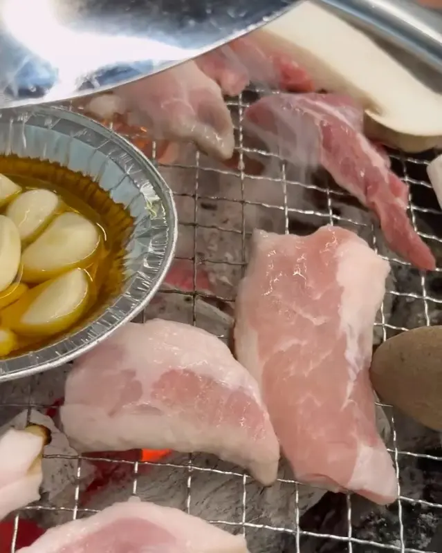 고기와 함께 구워먹는 마늘