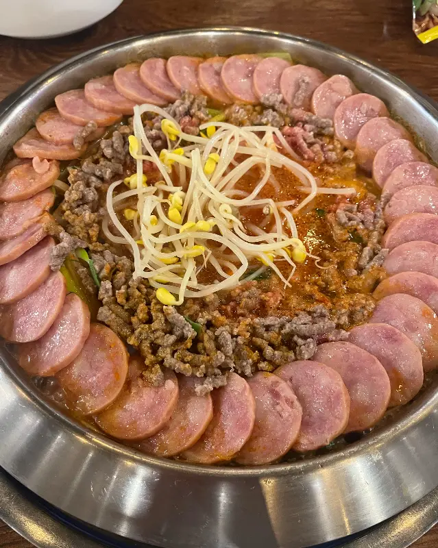 푸짐한 햄이 인상적인 부대찌개