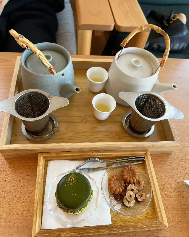 다양한 종류의 차와 다과가 준비되어 있다