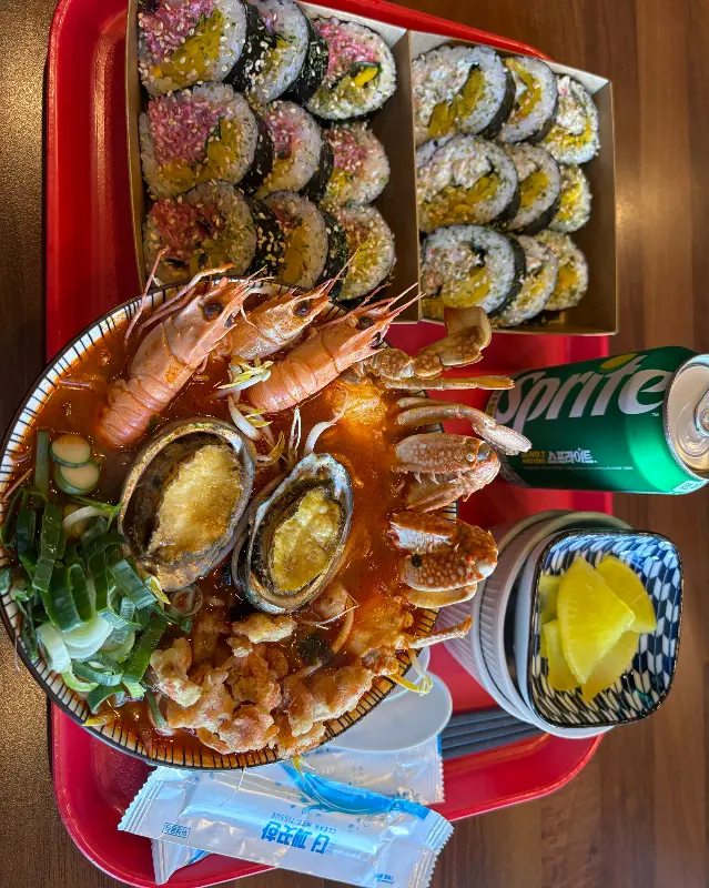 라면, 김밥, 음료가 놓인 전체적인 테이블 세팅