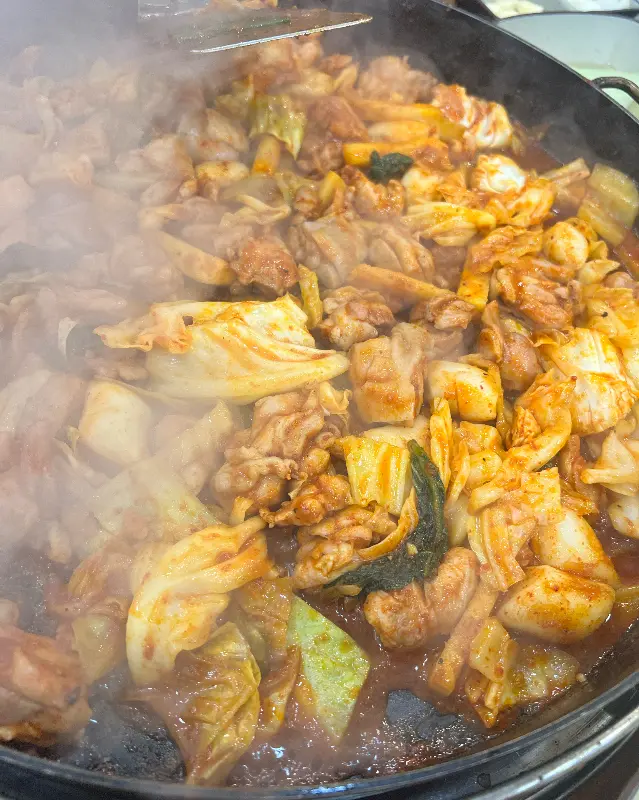 철판에서 익어가는 닭갈비