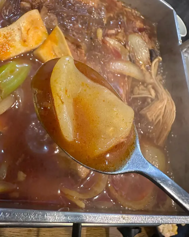 갈비찜을 들어올리는 모습